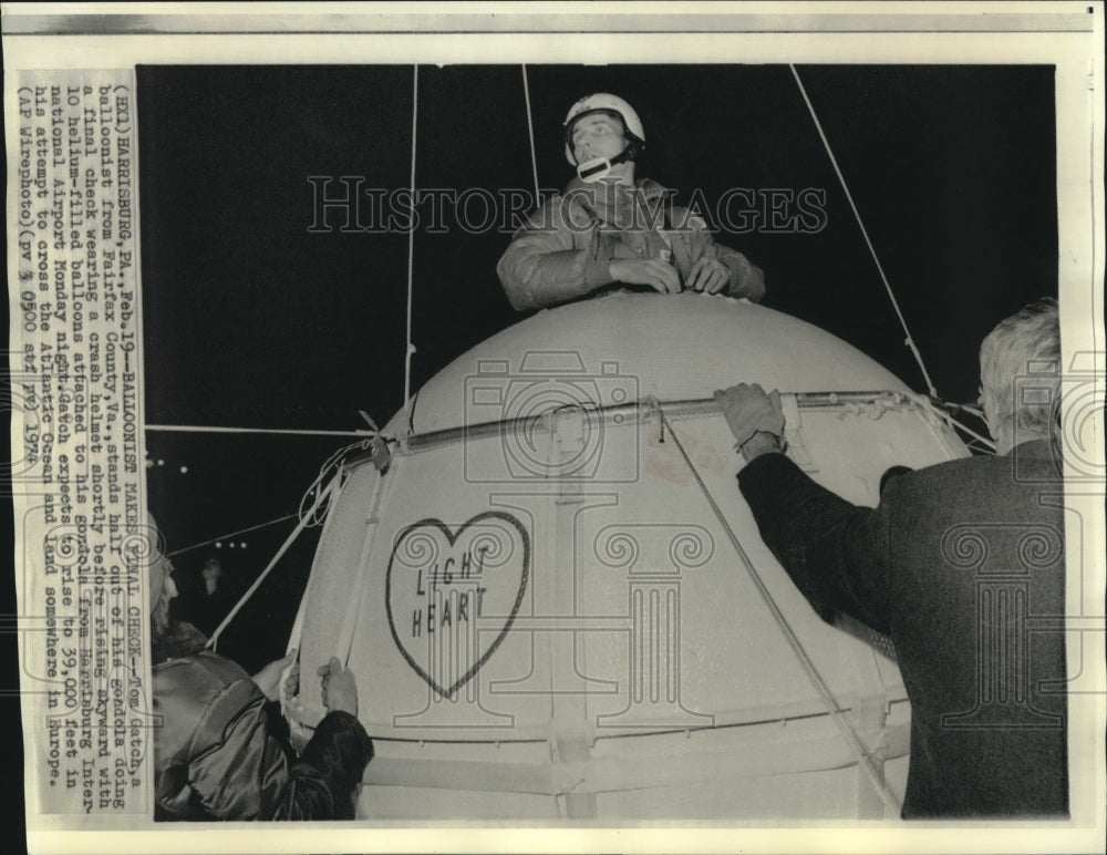 1974 Press Photo Tom Gatch stands in his gondola attached to helium balloons.