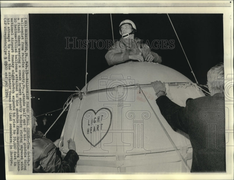 Load image into Gallery viewer, 1974 Press Photo Tom Gatch stands in his gondola attached to helium balloons.
