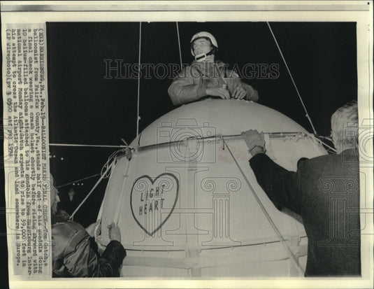 1974 Press Photo Tom Gatch stands in his gondola attached to helium balloons.
