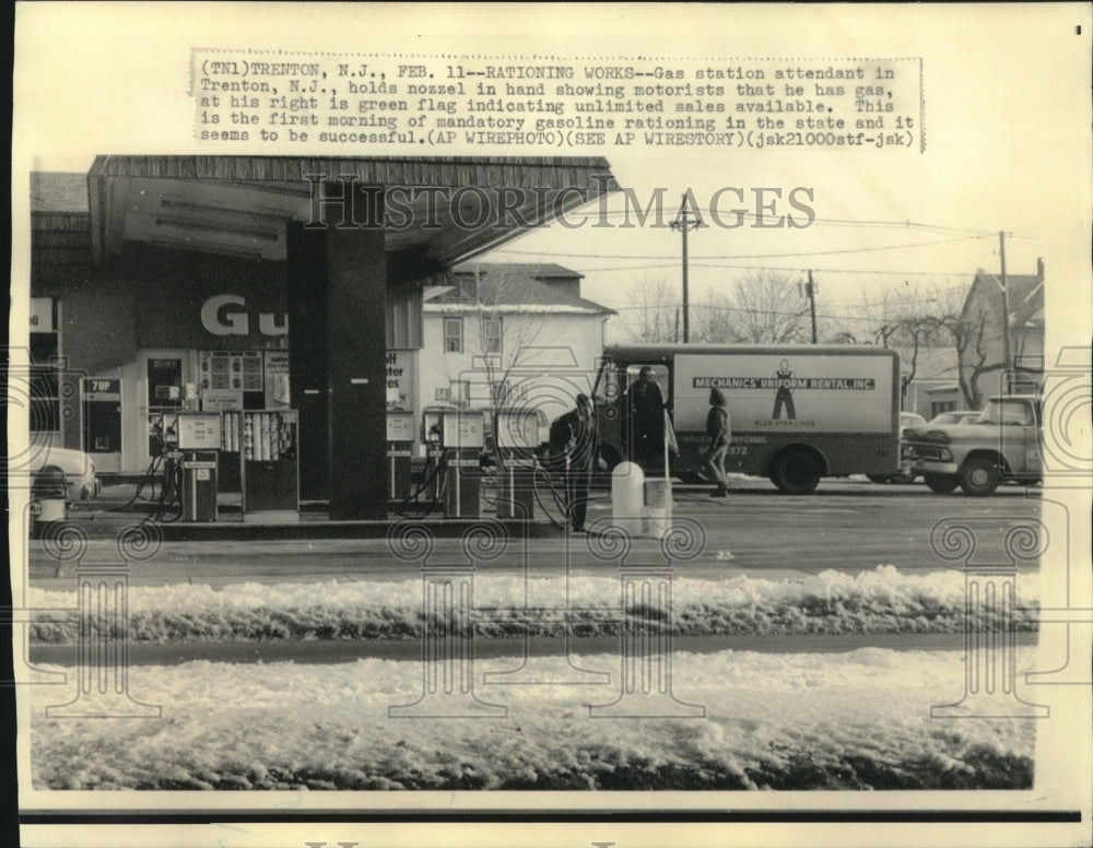 1974 Press Photo Gas station in New Jersey holds gas nozzle showing he has gas