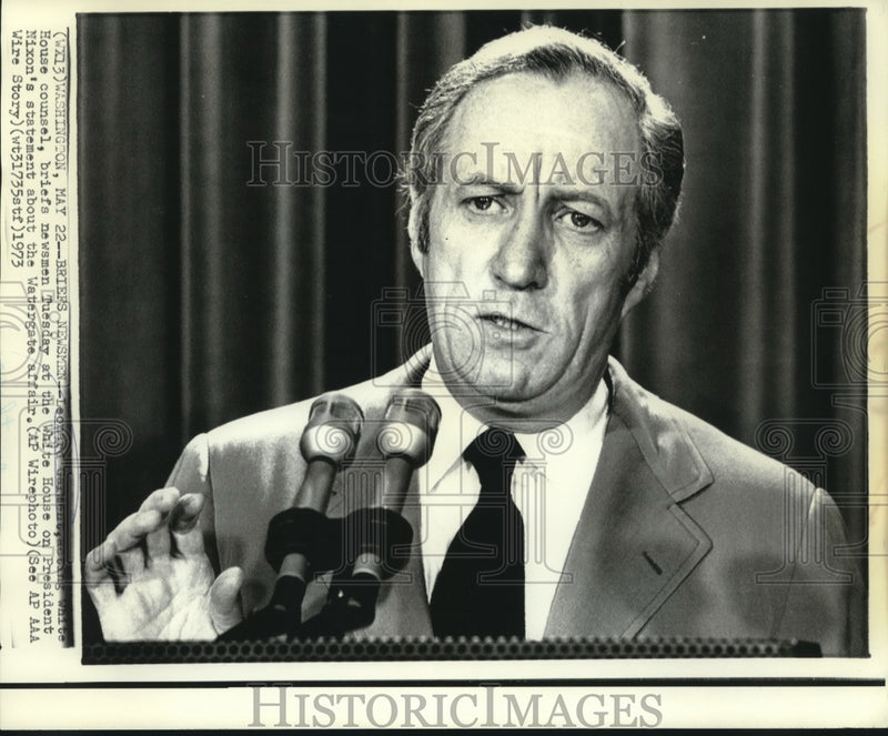 Load image into Gallery viewer, 1973 Press Photo Leonard Garment, acting White House counsel with newsmen
