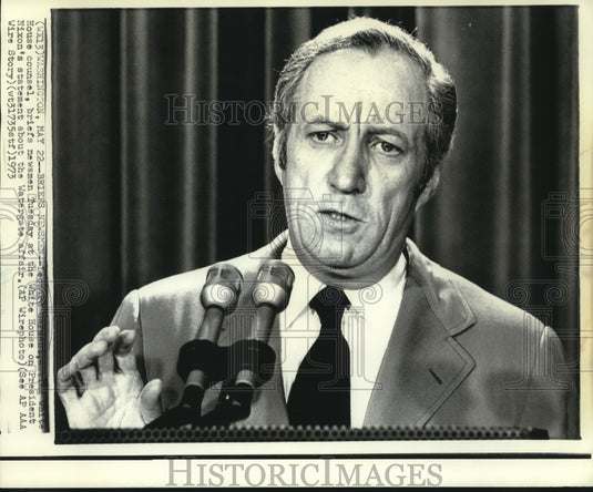 1973 Press Photo Leonard Garment, acting White House counsel with newsmen