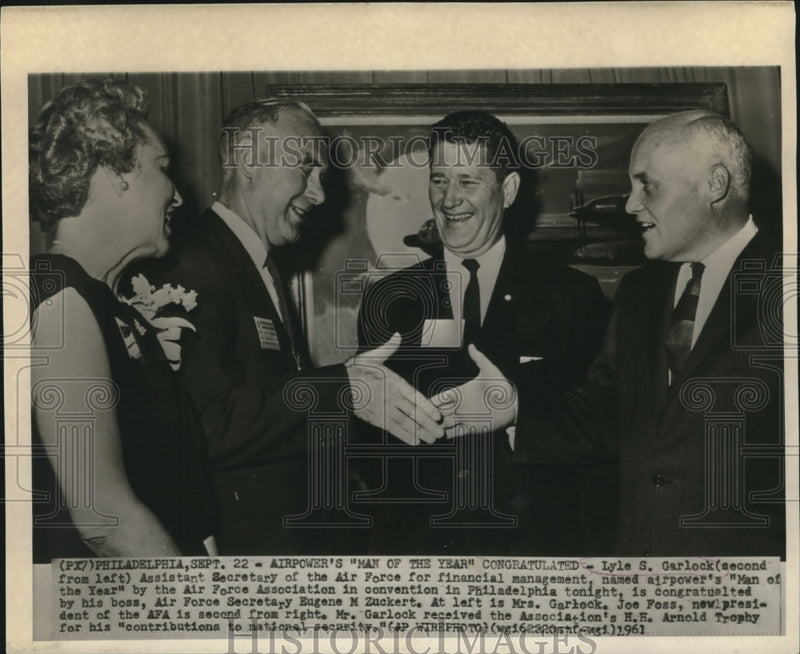 Load image into Gallery viewer, 1961 Press Photo Airpower's "Man of the Year," Lyle Garlock congratulated
