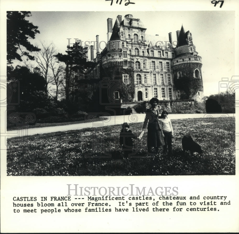 1982 Press Photo Castle in France with descendants of century old families.