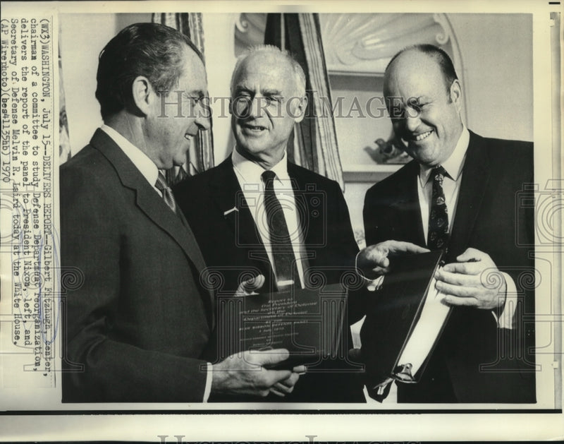 Load image into Gallery viewer, 1970 Press Photo Gilbert Fitzhugh a study to President Nixon &amp; Melvin Laird
