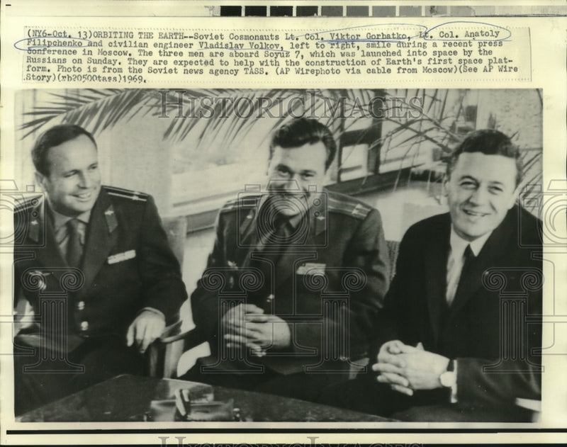 Load image into Gallery viewer, 1969 Press Photo Lt. Col. Flipchenko &amp; other cosmonauts at press conference
