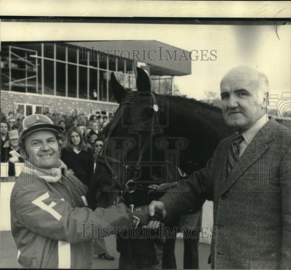 1974 Press Photo Joseph McLeone shakes hands with harness driver Herve Filion