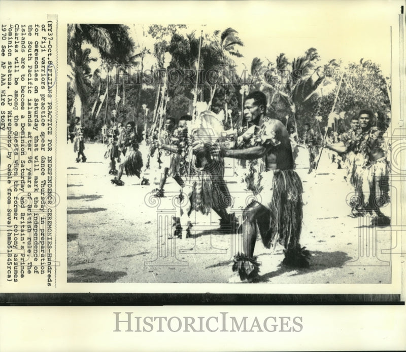 Load image into Gallery viewer, 1970 Press Photo Fiji warriors practice spear dance for independence ceremony
