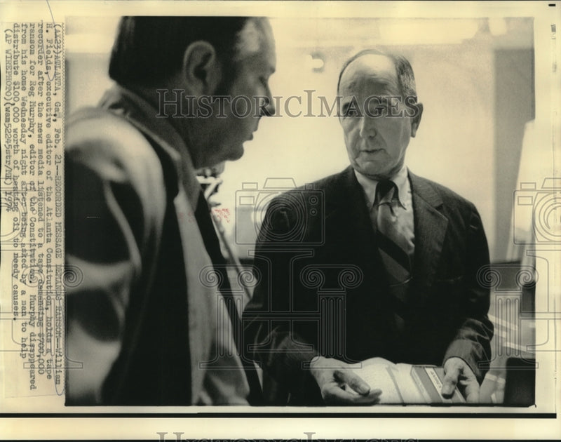 Load image into Gallery viewer, 1974 Press Photo William Fields with taped message asking for $700,000 ransom
