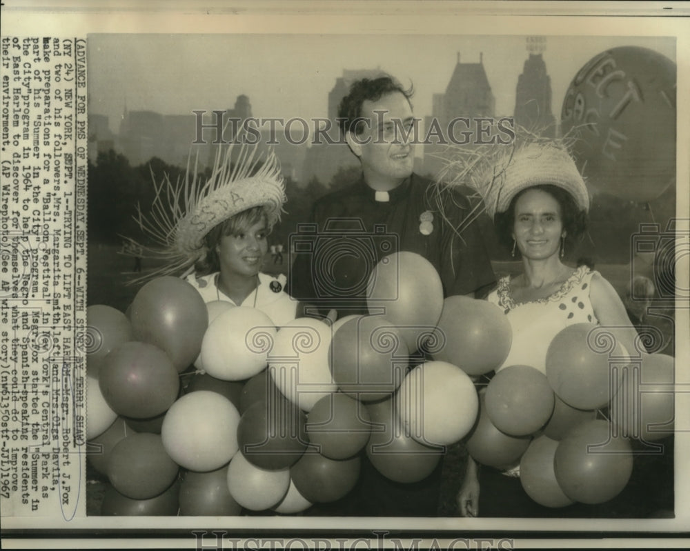 1967 Press Photo Msgr. Robert Fox &amp; others prepare for &quot;Balloon Festival in NY