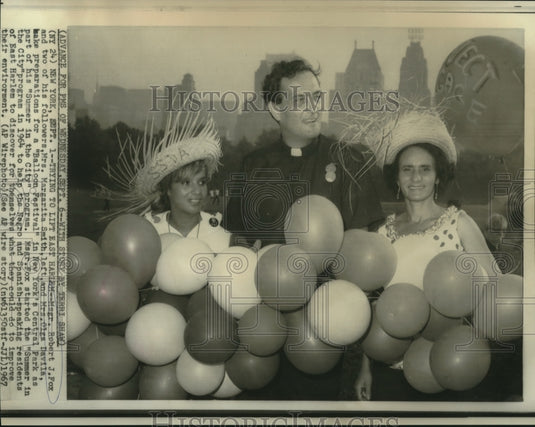 1967 Press Photo Msgr. Robert Fox & others prepare for "Balloon Festival in NY