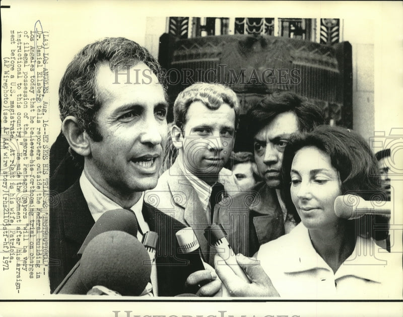 Load image into Gallery viewer, 1971 Press Photo Dr. Daniel Ellsberg &amp; wife with reporters in Los Angeles
