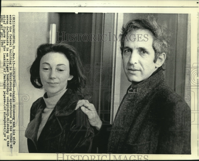 Load image into Gallery viewer, 1972 Press Photo Daniel Ellsberg &amp; wife enter Harrisburg, PA court house
