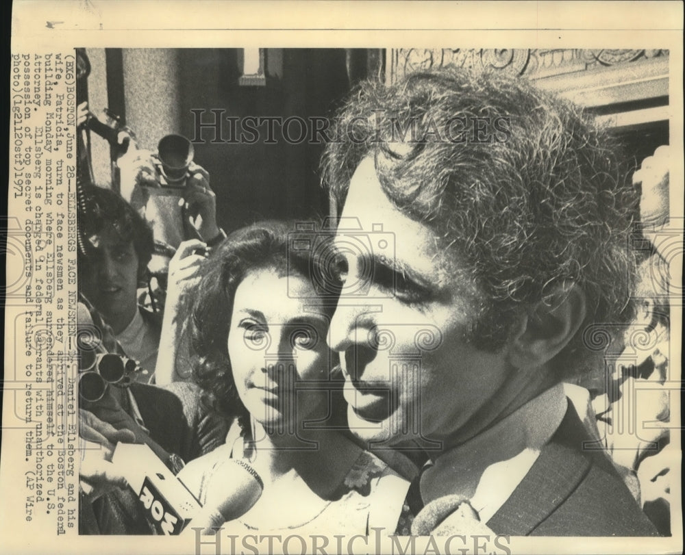 1971 Press Photo Daniel Ellsberg &amp; wife, Patricia, with newsmen in Boston