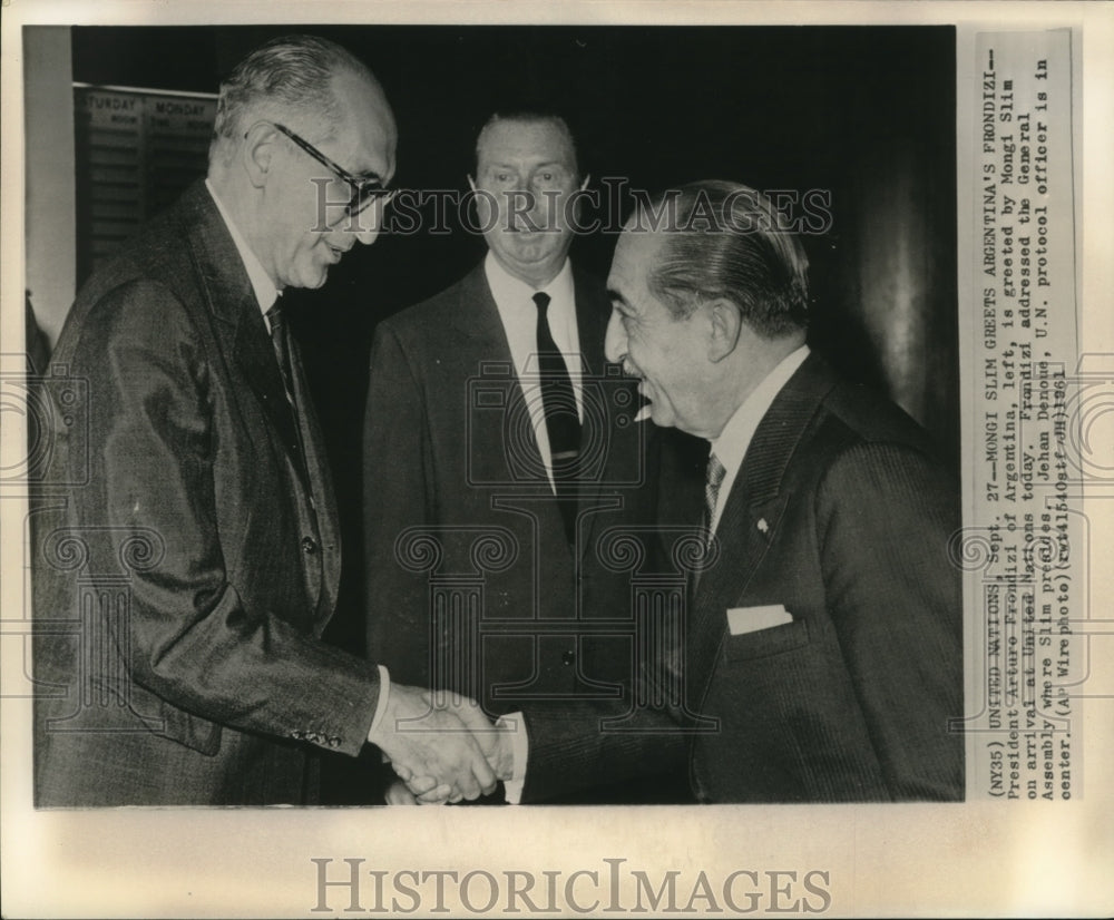 1961 Press Photo Argentine President Frondizi greeted by Slim & other at U.N.