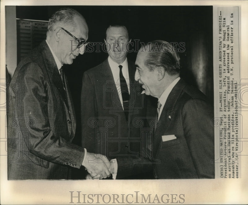 Load image into Gallery viewer, 1961 Press Photo Argentine President Frondizi greeted by Slim &amp; other at U.N.
