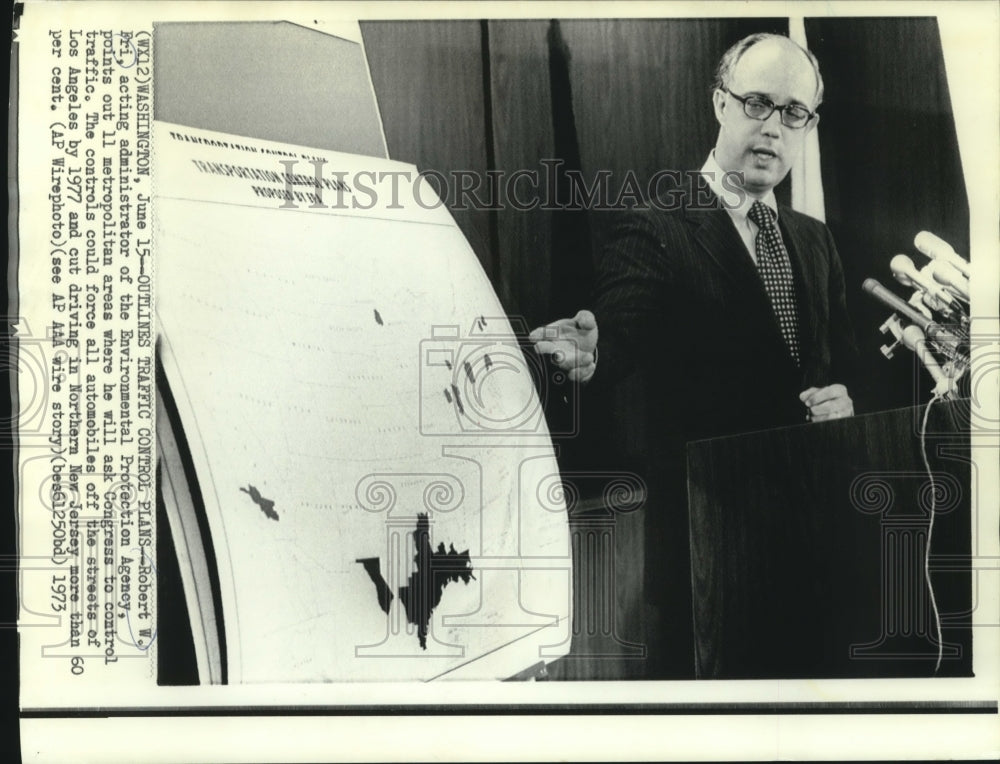 1973 Press Photo Robert W. Fri, of EPA, outlines traffic control plans