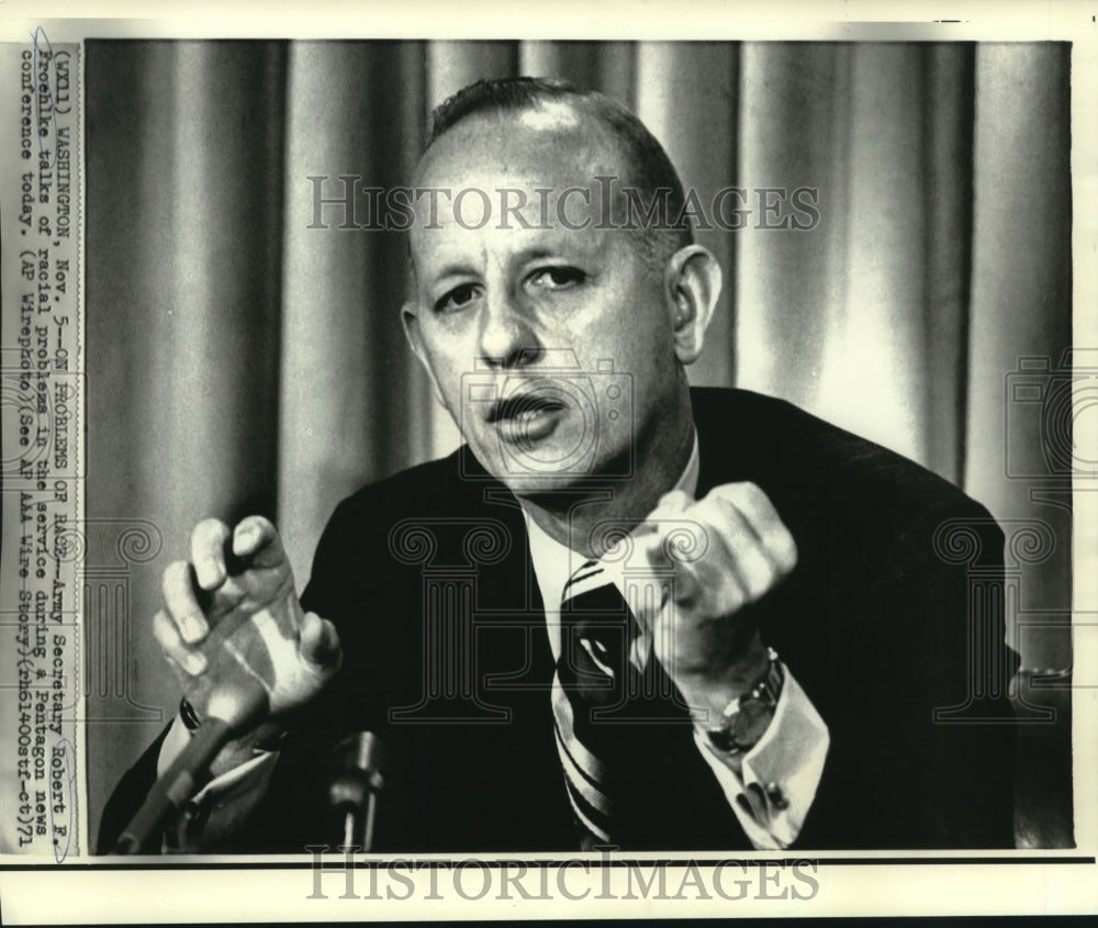 1971 Press Photo Army Secretary Robert Froehlke at Pentagon news conference