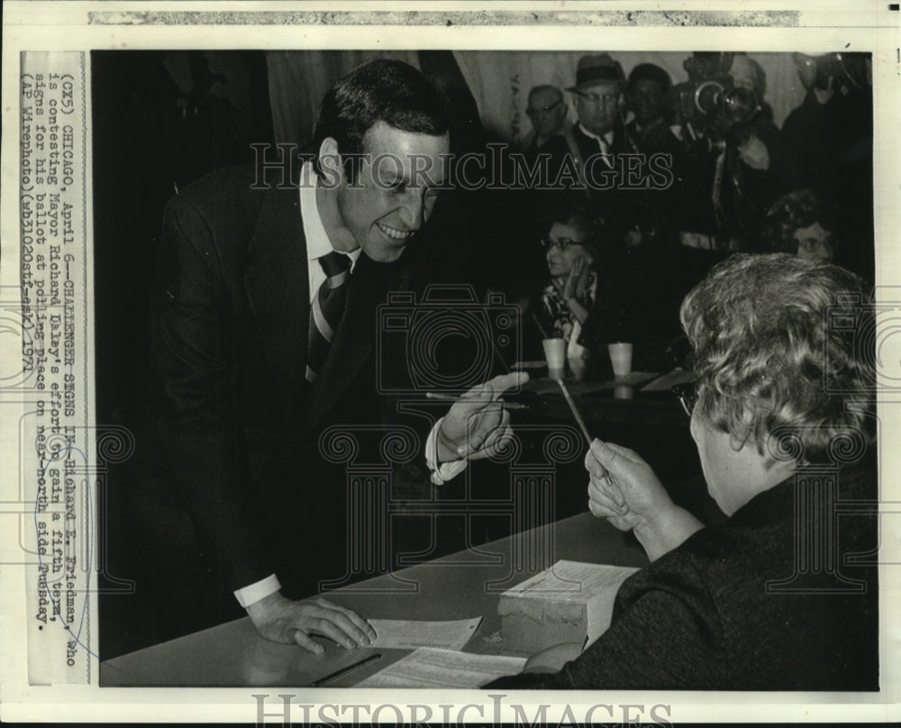 1971 Press Photo Richard Friedman, candidate for Chicago Mayor, cast his vote