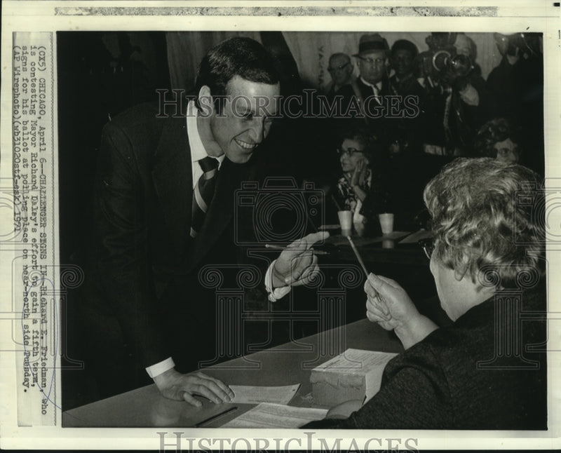 Load image into Gallery viewer, 1971 Press Photo Richard Friedman, candidate for Chicago Mayor, cast his vote

