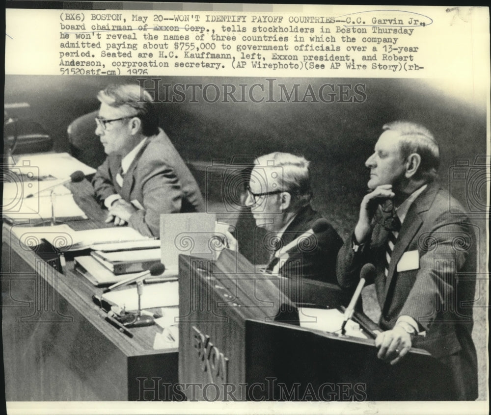 1976 Press Photo C.C. Garvin of Exxon & others at stockholders' meeting