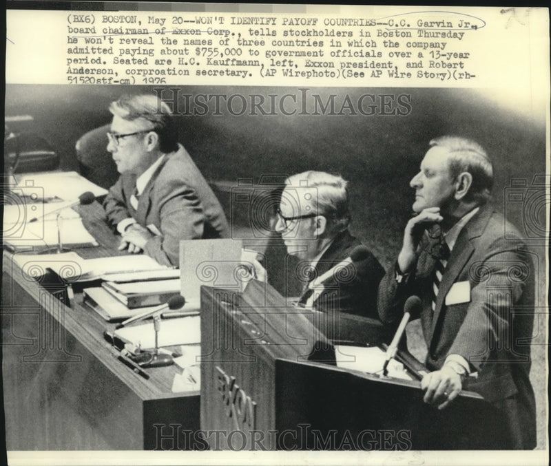 Load image into Gallery viewer, 1976 Press Photo C.C. Garvin of Exxon &amp; others at stockholders' meeting
