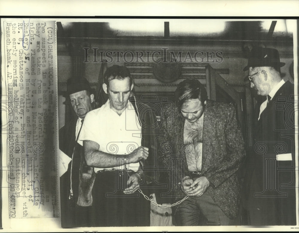 1970 Press Photo Ollie Ensley &amp; Harold Hall with U.S. Marshals at Federal Court
