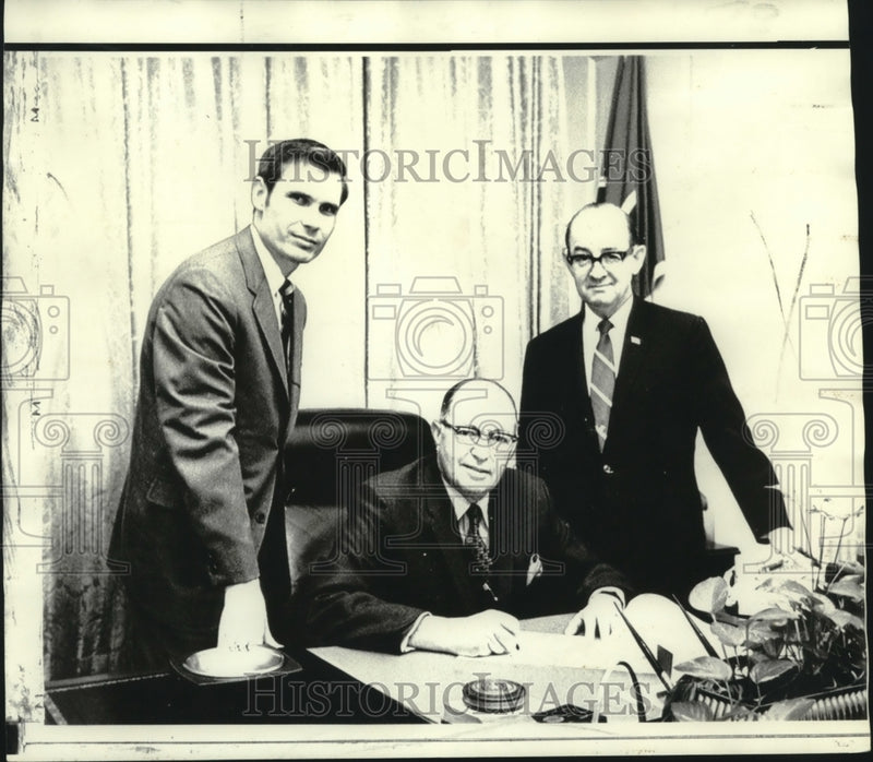 Load image into Gallery viewer, 1970 Press Photo Tennessee Governor Ellington with others sign anti-busing bill.
