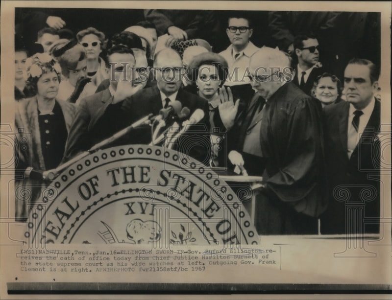 Load image into Gallery viewer, 1967 Press Photo Buford Ellington sworn in as Governor of Tennessee - now03853
