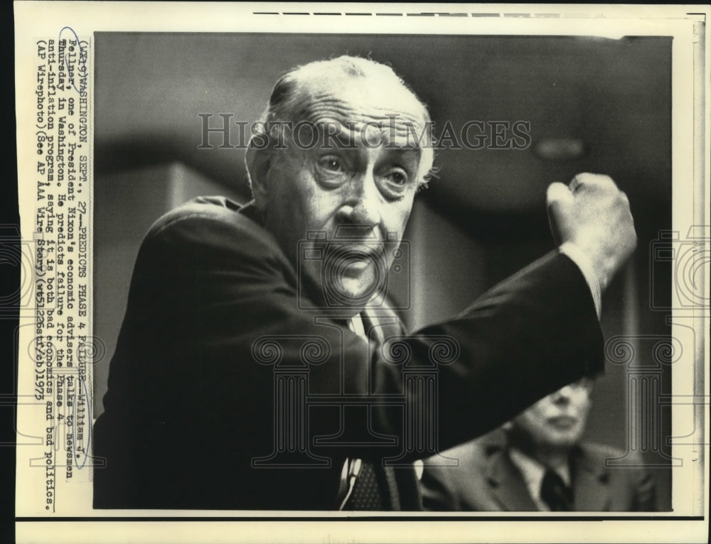 1973 Press Photo William Fellner shown talking to newsmen in Washington