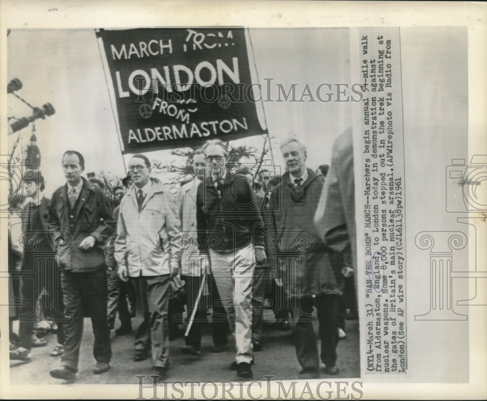 1961 Press Photo Fifty-four mile "Ban the Bomb" march in England - now03887