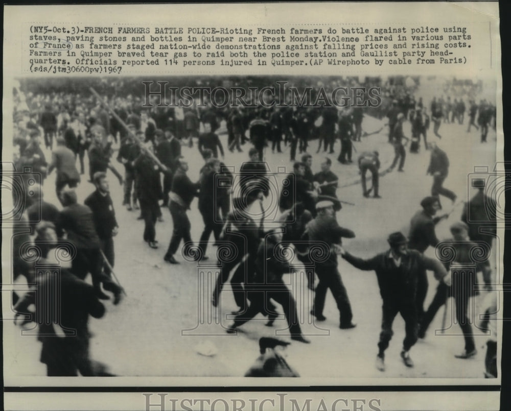 1967 Press Photo French farmers battle police in Quimper protesting rising costs