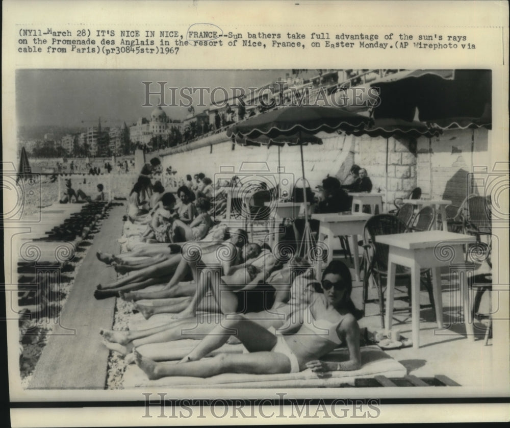 1967 Press Photo Sun bathers on Easter Monday in Nice, France - now03893