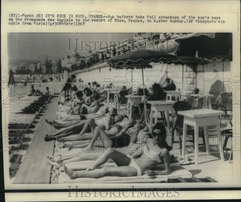 Load image into Gallery viewer, 1967 Press Photo Sun bathers on Easter Monday in Nice, France - now03893
