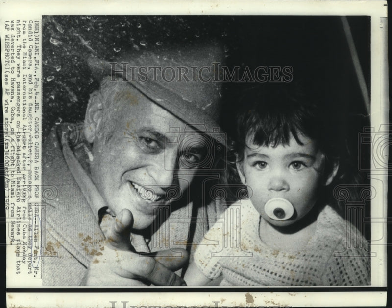 Load image into Gallery viewer, 1969 Press Photo Allen Funt, Mr. Candid Camera &amp; Juliet at Miami airport
