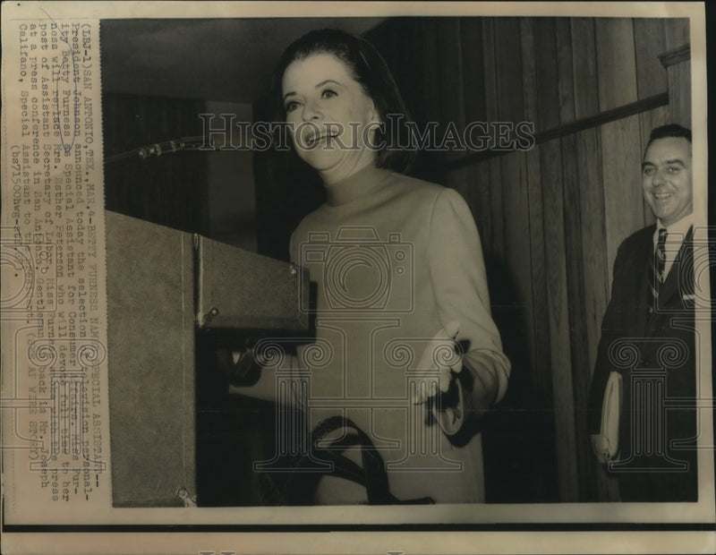 Load image into Gallery viewer, 1967 Press Photo Betty Furness speaks with press in San Antonio, Texas
