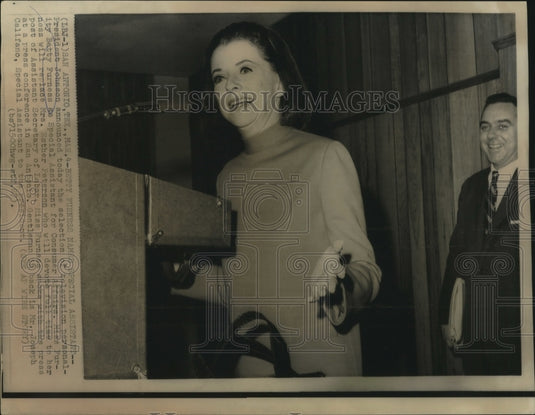 1967 Press Photo Betty Furness speaks with press in San Antonio, Texas