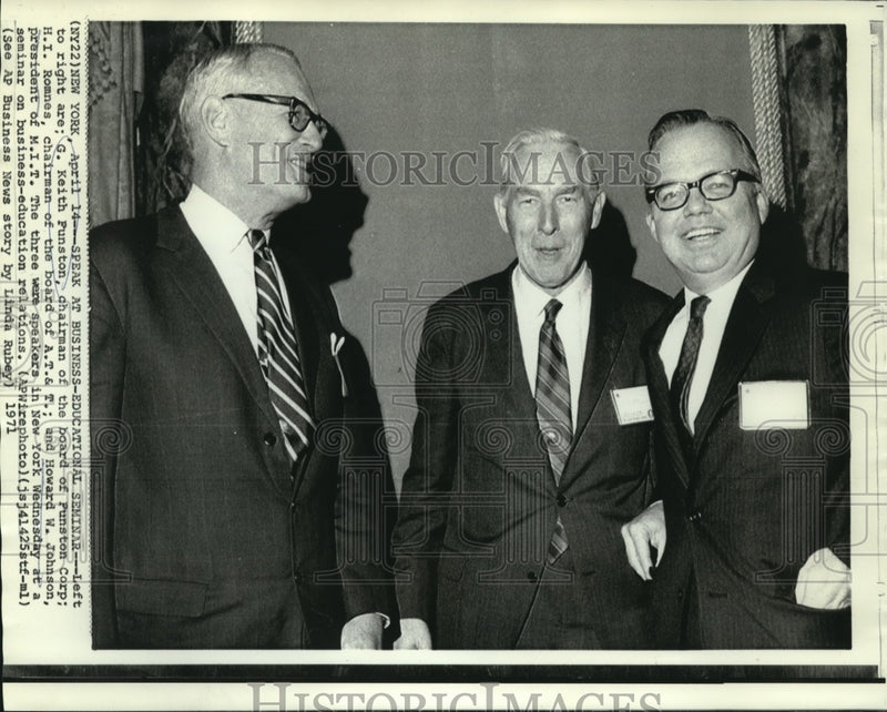 Load image into Gallery viewer, 1971 Press Photo Keith Funston and others at Business-Education Seminar in NY
