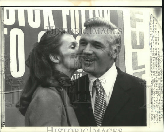 1972 Press Photo Rep. Richard Fulton gets kiss for his wife after primary win