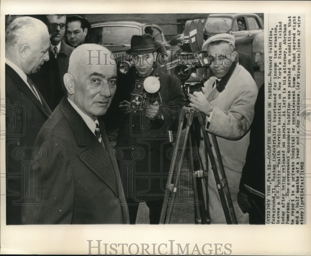 1962 Press Photo Bernard Goldfine, shown with his attorney, released on parole