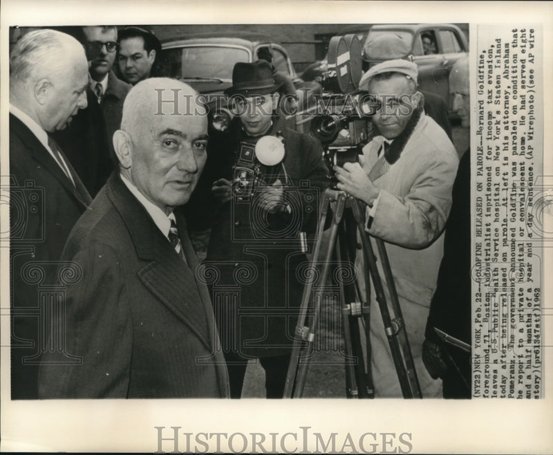 Load image into Gallery viewer, 1962 Press Photo Bernard Goldfine, shown with his attorney, released on parole
