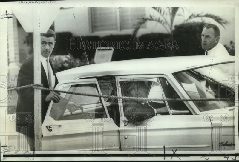 Load image into Gallery viewer, 1966 Press Photo Kidnapped-Police officers leaving Aaron Goldman home in Florida
