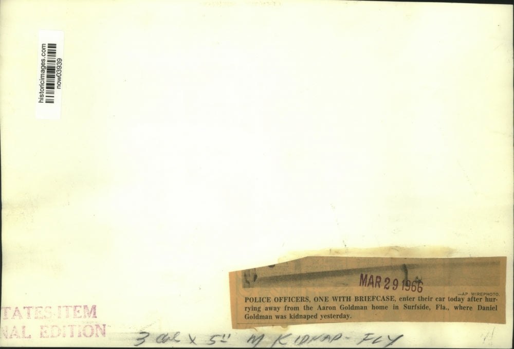 1966 Press Photo Kidnapped-Police officers leaving Aaron Goldman home in Florida