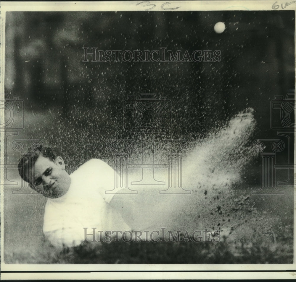 1978 Press Photo Bobby Foster blasts from sand bunker at 8th hole in tourny