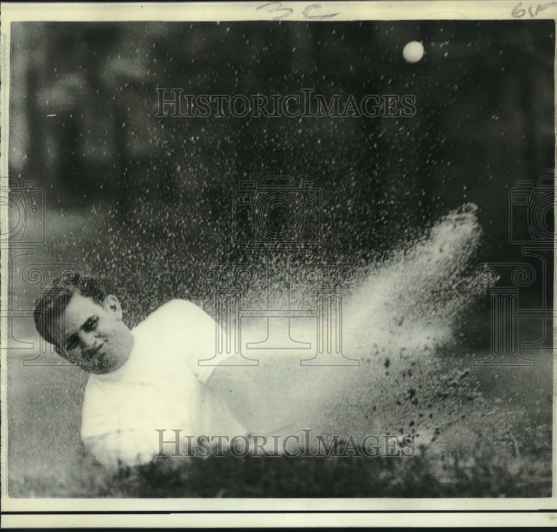 Load image into Gallery viewer, 1978 Press Photo Bobby Foster blasts from sand bunker at 8th hole in tourny
