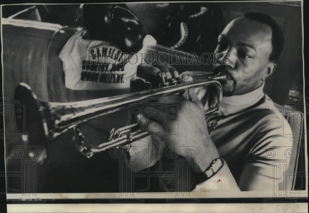 1969 Press Photo Light-Heavyweight Champion Bob Foster takes break with trumpet- Historic Images