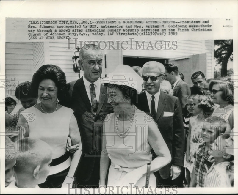 Load image into Gallery viewer, 1965 Press Photo President &amp; Mrs. Johnson with others at church in Texas
