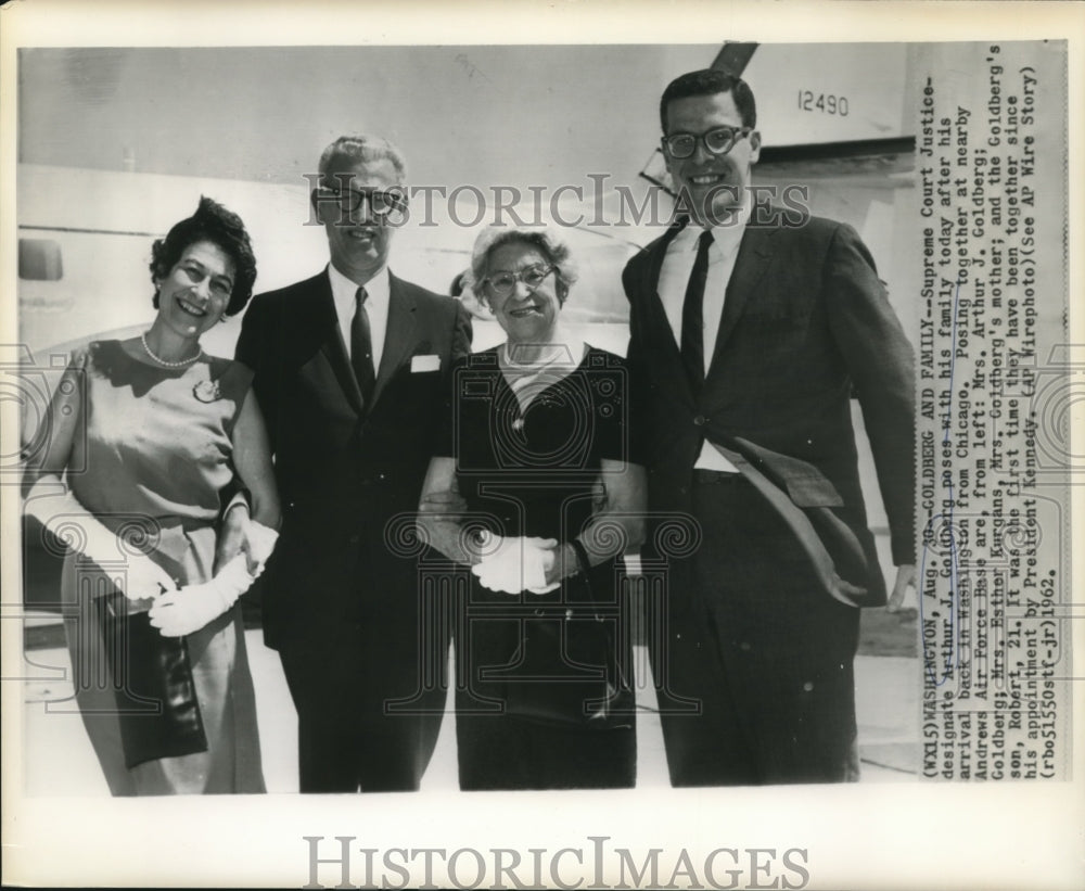 1962 Press Photo Arthur Goldberg family pose at Andrews Air Force Base