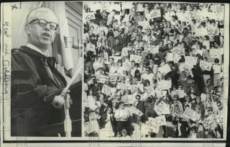 Load image into Gallery viewer, 1966 Press Photo Goldberg receives honorary degree as Vietnam war protested
