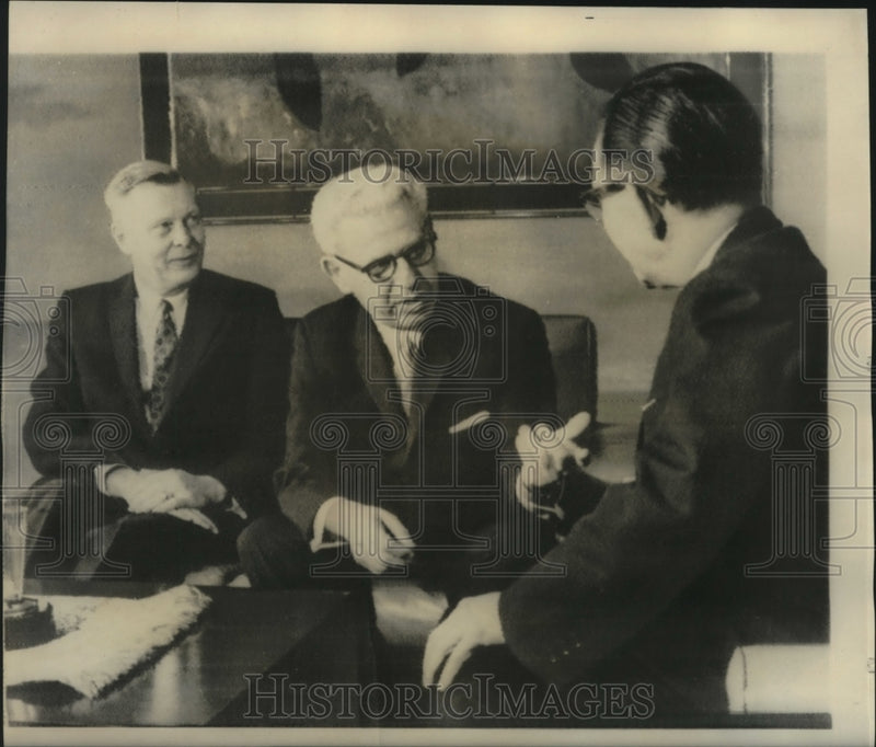 Load image into Gallery viewer, 1967 Press Photo Arthur Goldberg &amp; Takeo Miki chat at Foreign Office in Tokyo
